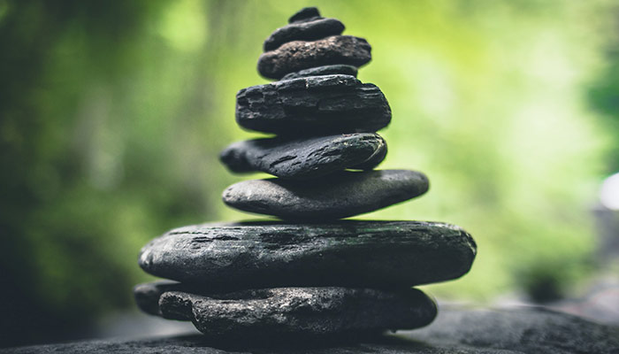 Pierres regroupées dans un jardin zen