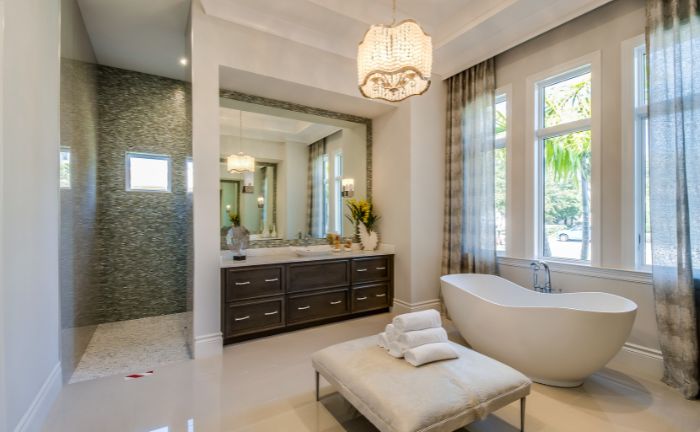 Décoration de salle de bain luxueuse