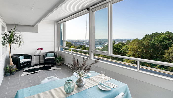 Terrasse fermée à la décoration blanche et bleue