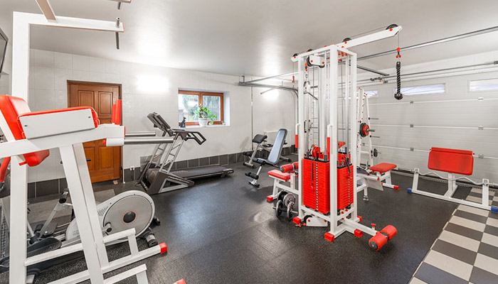 Le sous-sol décoré de la salle de sport