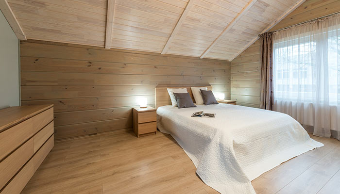 Chambre mansardée bordée de bois