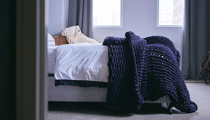 La chambre est décorée d'une épaisse couverture tricotée