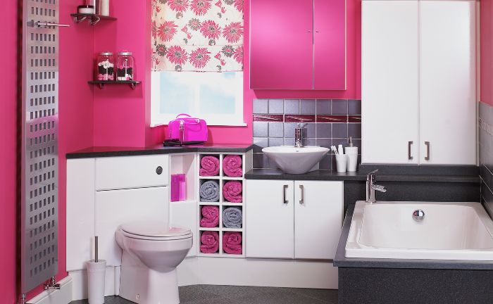 Salle de bain avec détails roses