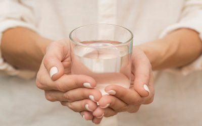 Boostez votre santé avec la peau de ce fruit dans l’eau pour équilibrer votre cholestérol !
