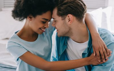 Découvre ces signes de l’horoscope qui vivent des relations amoureuses vraiment surprenantes en astrologie !