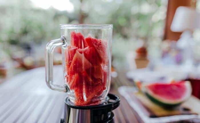 hacher la pastèque dans un mixeur pour un smoothie