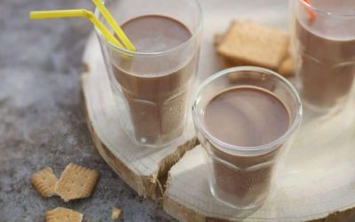 Découvre comment préparer un incroyable et délicieux milkshake onctueux au Nesquik !