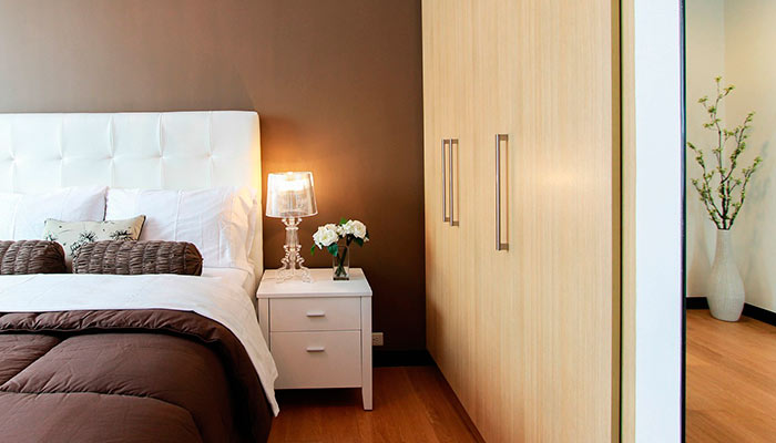 Chambre avec portes d'armoire pliantes