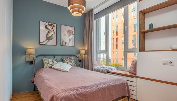 Une chambre avec un mur peint plus foncé