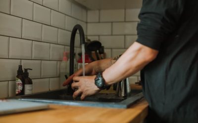 Découvrez comment nettoyer les radis pour conserver toutes leurs vitamines et profiter pleinement de la saison ! 🍅🌿💪