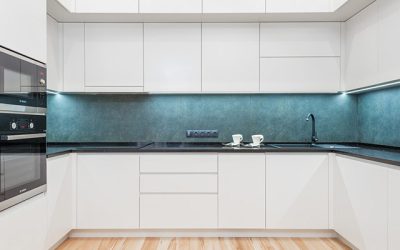 Transforme ta cuisine en un lieu vibrant avec ces astuces pour dynamiser tes murs !