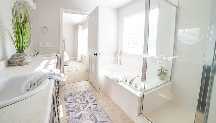 L'intérieur de la salle de bain et de la chambre doit avoir une continuité visuelle