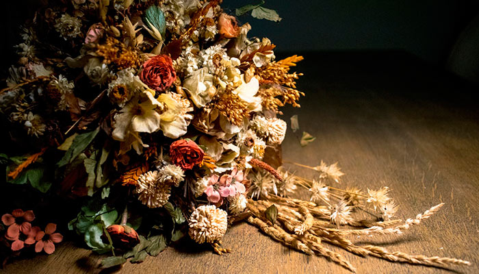 Décoration d'automne avec fleurs séchées