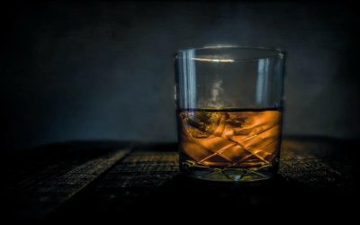 Découvre les bienfaits insoupçonnés d’un verre de whisky avant de dormir! Vraiment bon pour toi?