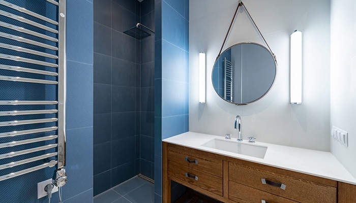 salle de bain avec miroir rond