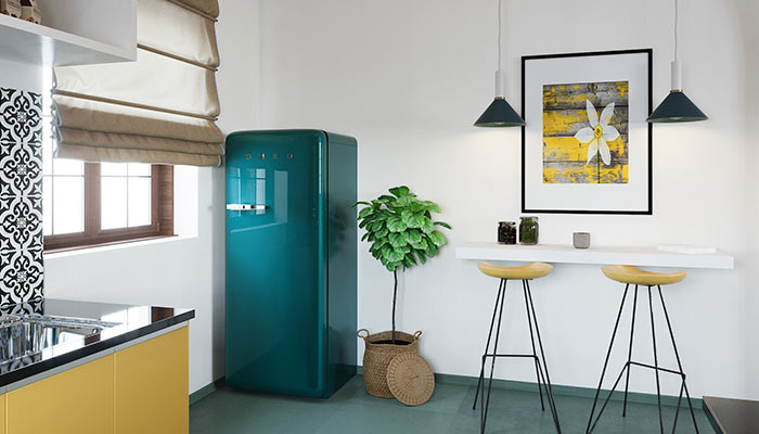 Une cuisine avec un frigo rétro en vert