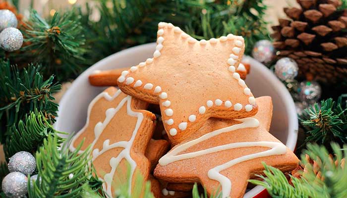 Une assiette avec des biscuits de Noël