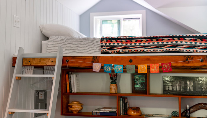 Une chambre avec un lit surélevé