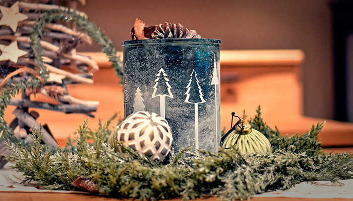 Table de Noël avec une couronne décorative