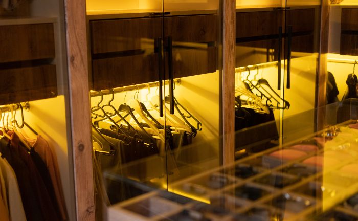 Un dressing bien éclairé à la maison