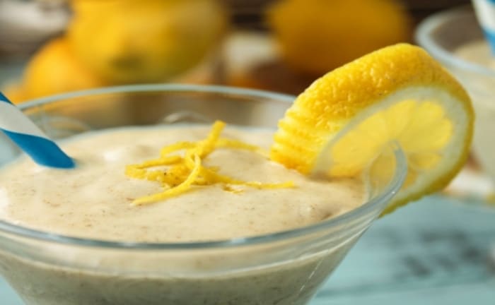 smoothie crémeux au citron avec de la paille