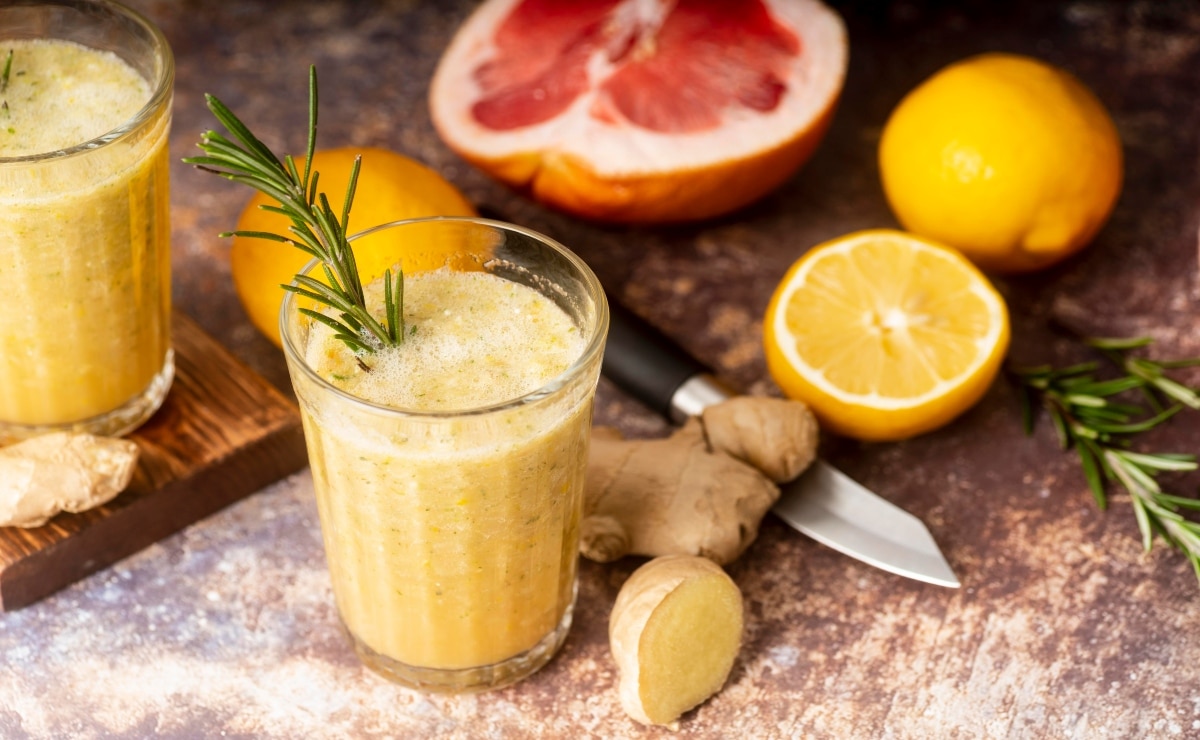 smoothie au citron à côté de tranches de citron