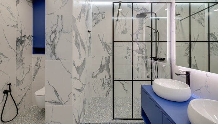 La salle de bain est décorée de marbre blanc
