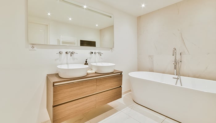 Une salle de bain avec une distance minimale entre le lavabo et la baignoire