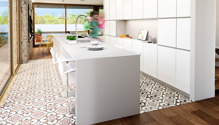 La cuisine est décorée de carrelage hydraulique