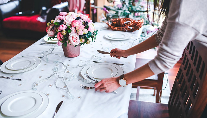 Table de Noël avec une nappe blanche