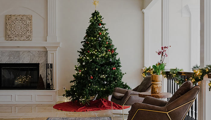 Sapin de Noël décoré de rouge et d'or