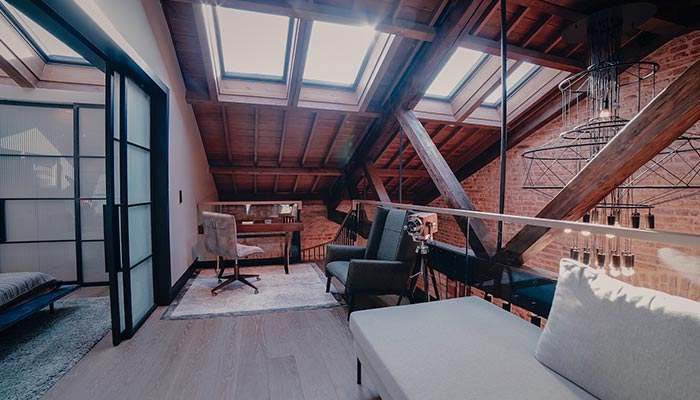 Une maison avec un grand grenier