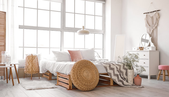 Dans la chambre, le lit s'appuie contre la fenêtre