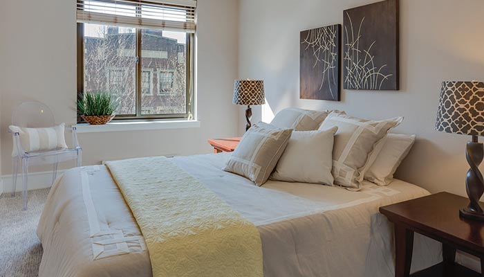 Peintures sur la tête de lit dans la chambre