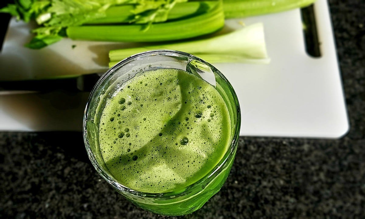 Jus de céleri à jeun. Ça te donne tout ça