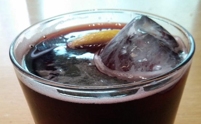 un verre de kali motxo avec de la glace