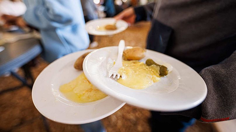 Un serveur apporte des raclettes aux clients rassemblés à Morgins pour les premiers championnats du monde de raclette.