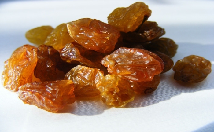 raisins secs dans une assiette
