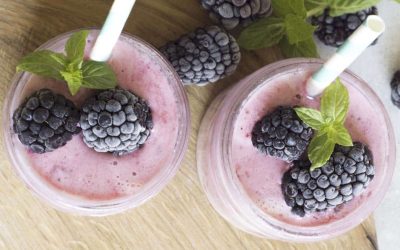 Découvre le délicieux smoothie aux fruits rouges qui te rassasie en seulement quelques gorgées ! Moins de calories, plus de plaisir !