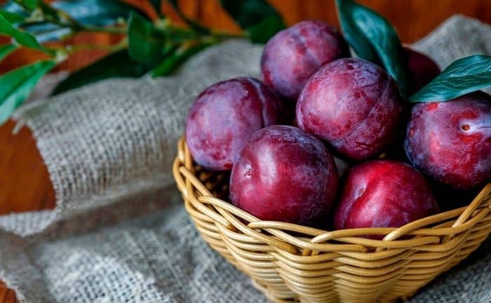 une prune dans un panier