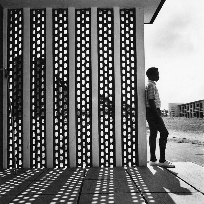 Garçon et mur de béton au University College d’Ibadan, 1962.