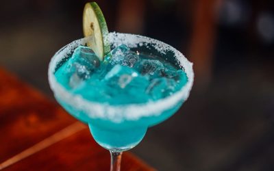 Découvre comment préparer ce cocktail mexicain populaire : Tequila, citron et sel !