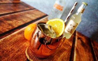 Découvre le célèbre cocktail servi dans un verre en cuivre avec des risques pour ta santé si tu ne le bois pas rapidement !