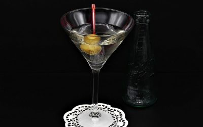Découvre l’histoire du cocktail le plus célèbre ! On te la raconte en détails.
