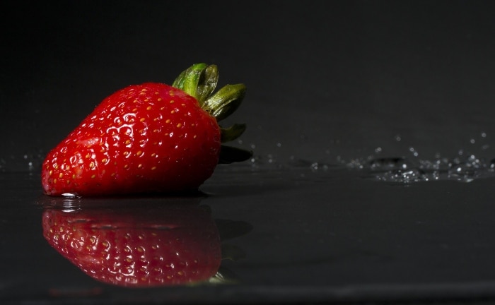fraise sur fond noir