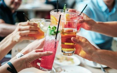 Découvrez les 9 cocktails les plus populaires dans les bars et pubs – Étonnez vos amis avec style !
