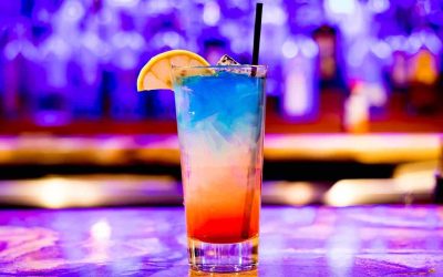 Découvrez les théories et les mystères entourant l’origine du mot cocktail et son utilisation !