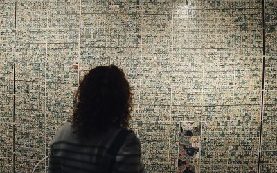 Découvrez l’exposition choc à Barcelone qui décortique les promesses et illusions des banlieues américaines !