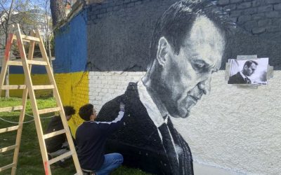 Des artistes osent défier le passé derrière un monument soviétique à Vienne : découvrez les portraits éblouissants d’Alexei Navalny exécutés au spray !