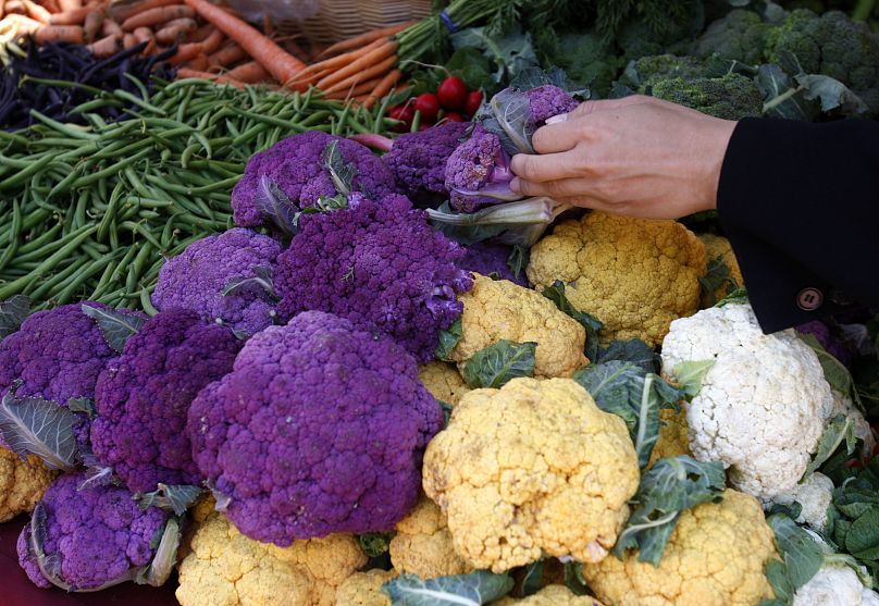 L'acheteur choisit parmi plusieurs choux-fleurs